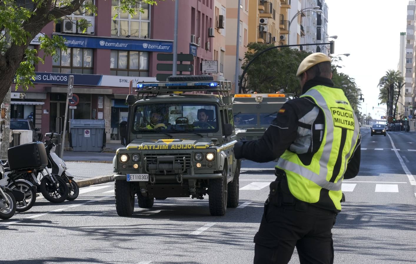 FOTOS: La UME desinfecta varias zonas de Cádiz