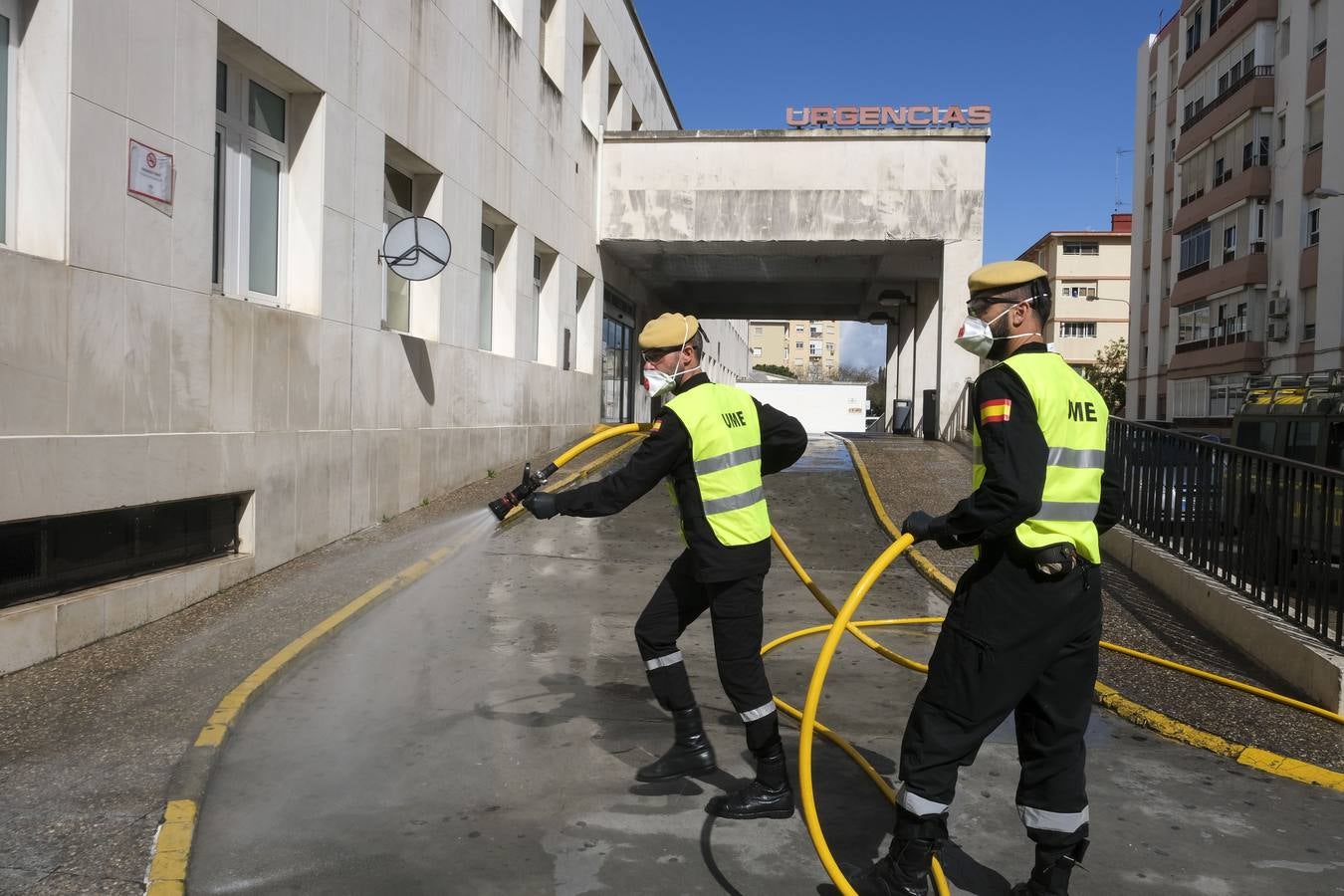 FOTOS: La UME desinfecta varias zonas de Cádiz