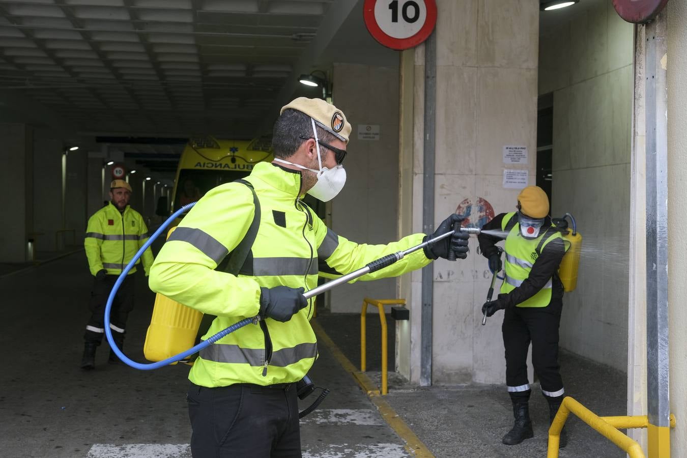 FOTOS: La UME desinfecta varias zonas de Cádiz