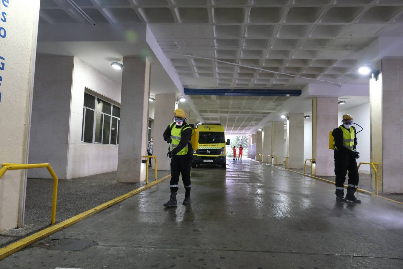 FOTOS: La UME desinfecta varias zonas de Cádiz