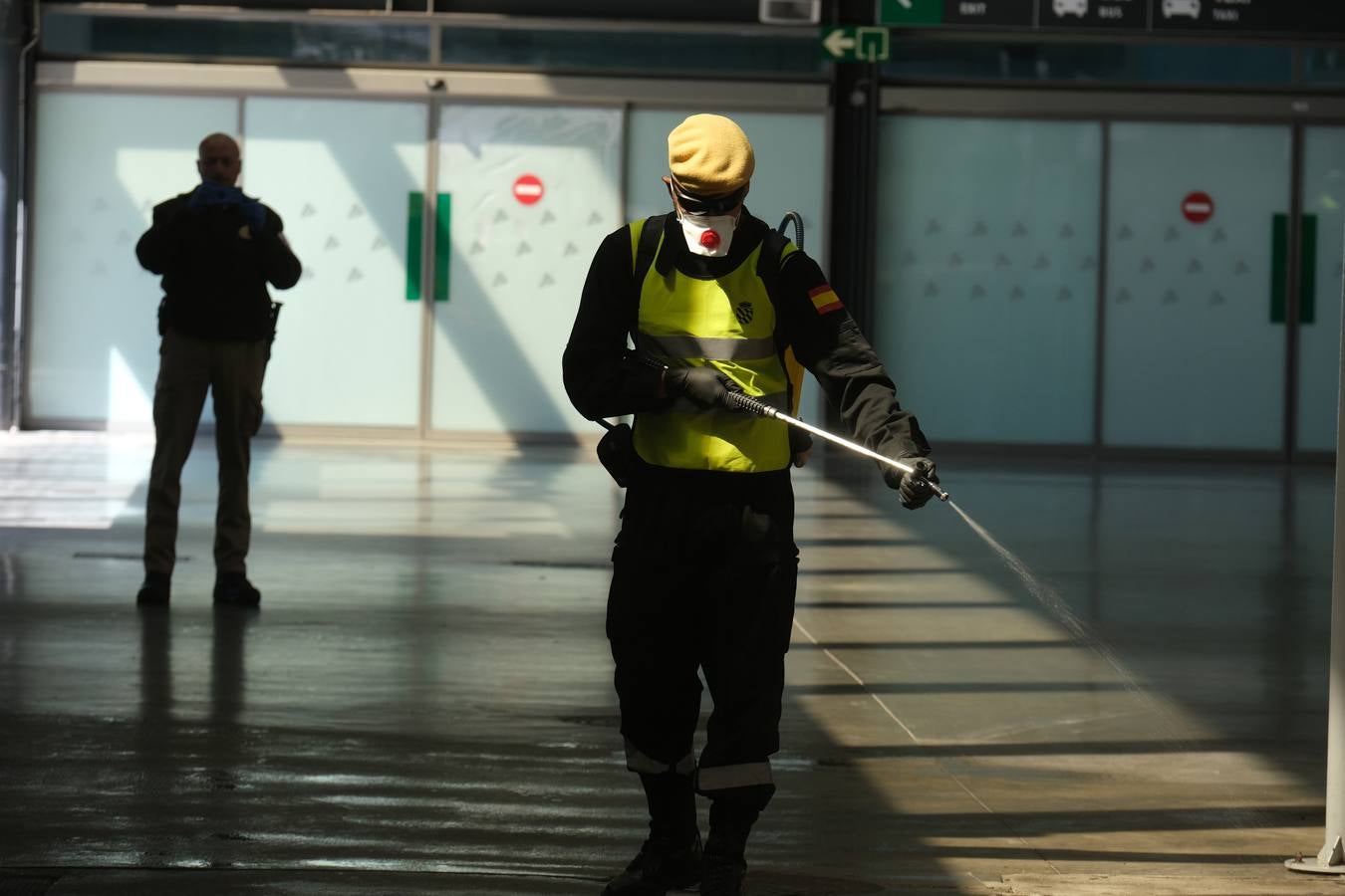 FOTOS: La UME desinfecta varias zonas de Cádiz