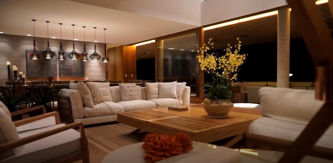 Todo tipo de lujos - La mansión de Neymar en Brasil. La cocina americana comunica con uno de los salones y está compuesta por electrodomésticos de última generación. La decoración aúna elementos minimalistas con otros más vanguardistas como por ejemplo las lámparas de rafia.