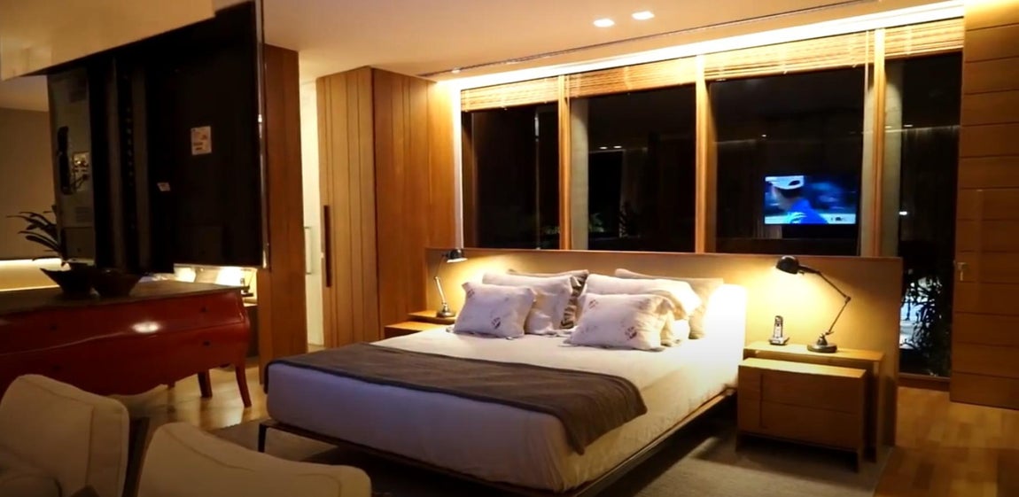 7 dormitorios - La mansión de Neymar en Brasil. La mansión cuenta con 7 dormitorios de tipo suite con baño incluido y distintas decoraciones que, aunque con toques diferentes, siempre respetan la línea minimal con aires tropicales.