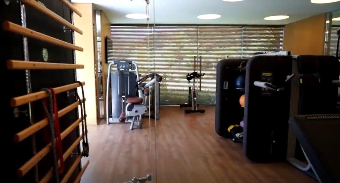 Un gimnasio con la mejor equipación - La mansión de Neymar en Brasil. Para Neymar es importante contar con un buen gimnasio en casa, y por eso su sala de fitness cuenta con maquinaria Technogym, la marca más puntera en el sector, y también cancha de tenis y un mini campo de fútbol.