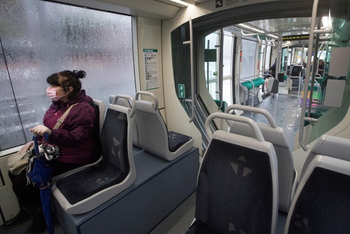 Barcelona. La única pasajera de un autobús urbano, en el centro de la capital catalana esta mañana