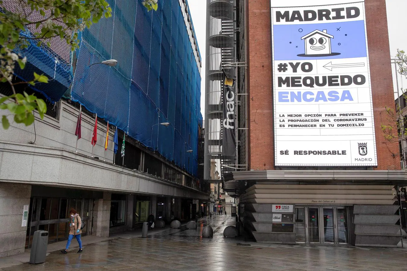 Callao. Calles desiertas en la plaza de Callao (Madrid) dan la razón a la enorme pancarta colgada en la FNAC:  #Yo me quedo en casa