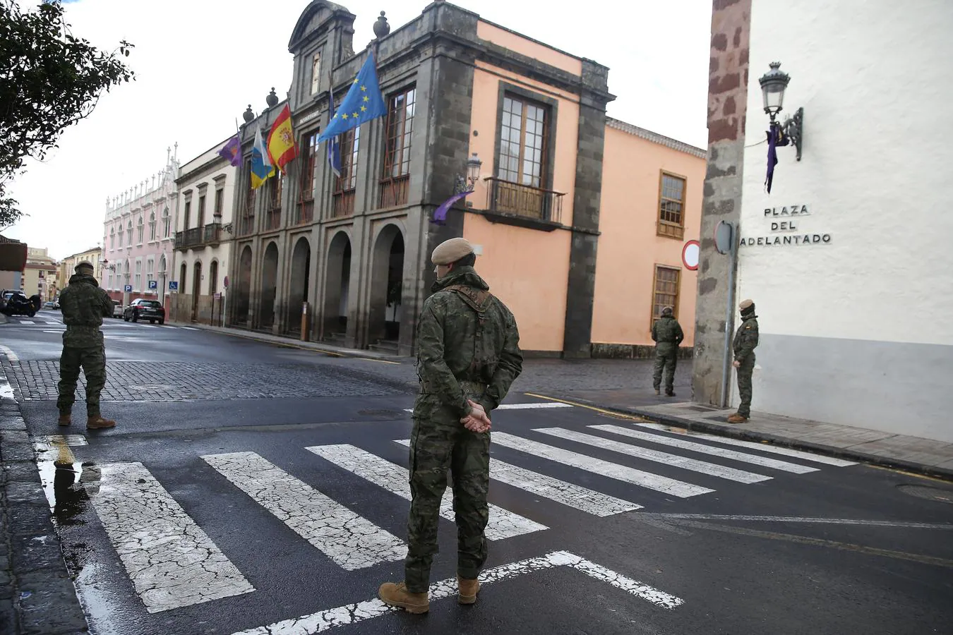 Tenerife. Miembros del Ejército de Tierra en la ciudad de La Laguna, preparados para realizar controles, junto al ayuntamiento y el convento de Santa Catalina