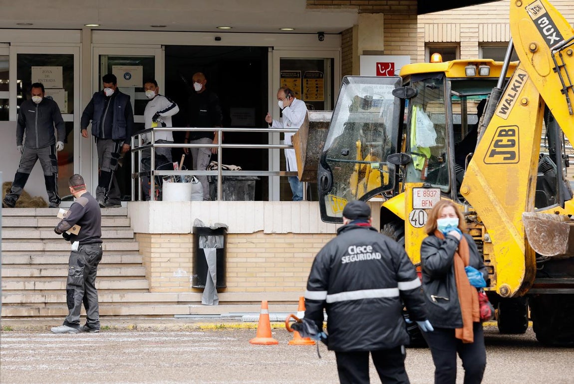 Hospital de refuerzo junto a la vieja Fe. Operarios acondicionan, junto al antiguo hospital valenciano de La Fe, una zona para reforzar el número de camas ante la previsible extensión del Covid-19