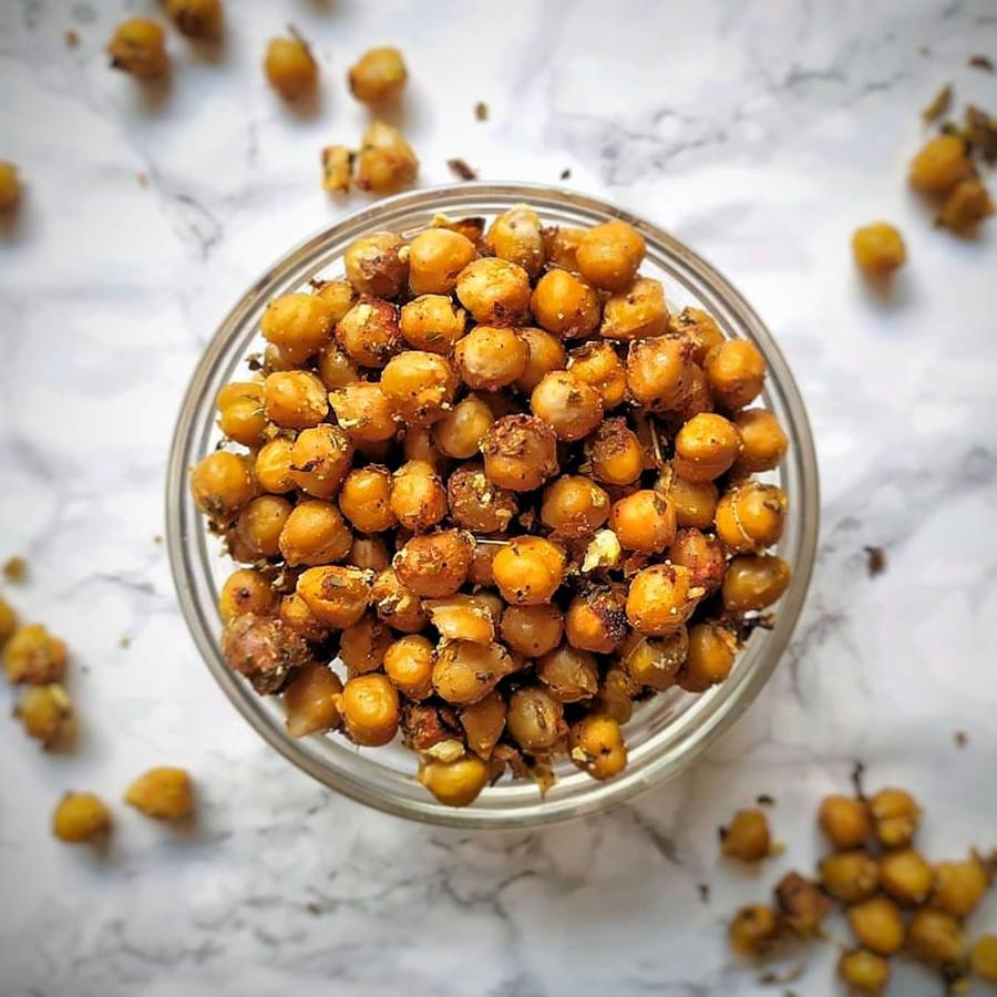 Garbanzos especiados. Los garbanzos especiados son el snack favorito de la realfooder <a href="https://www.instagram.com/p/B9_iqqijCGD/" target="_blank">@leckerandhealthy.</a> Solo hay que escurrir los garbanzos (200 gramos previamente cocidos), añadir una cucharada de aove, pimentón dulce, cebolla en polvo, orégano, sal y pimienta negra, y hornearlos 35 minutos a 180º. Déjalos enfriar y... ¡listos!