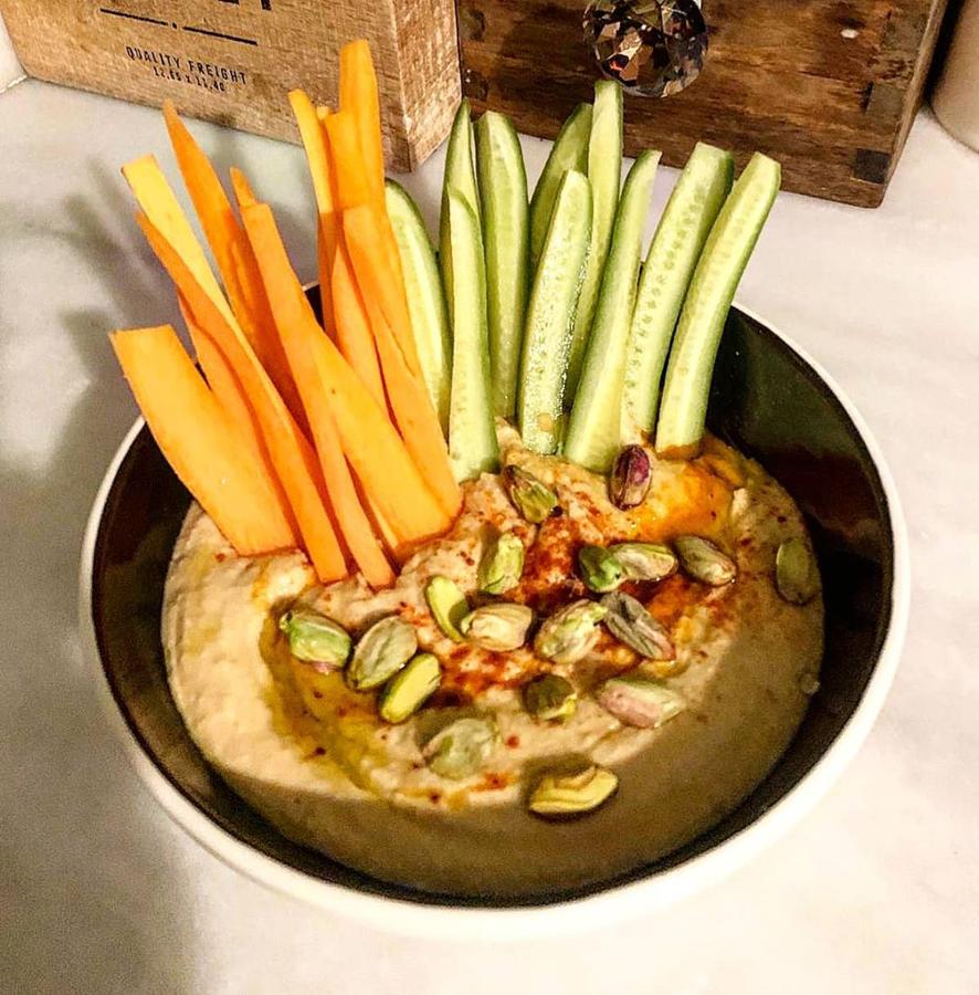 Hummus de zanahoria, pepino y pistachos. ¡Con este snack no vas a necesitar nada más! @beatrizg_nutricion lo propone como una idea saludable y deliciosa y solo se necesitan palitos de zanahoria y pepino y pistachos para acompañar al hummus.