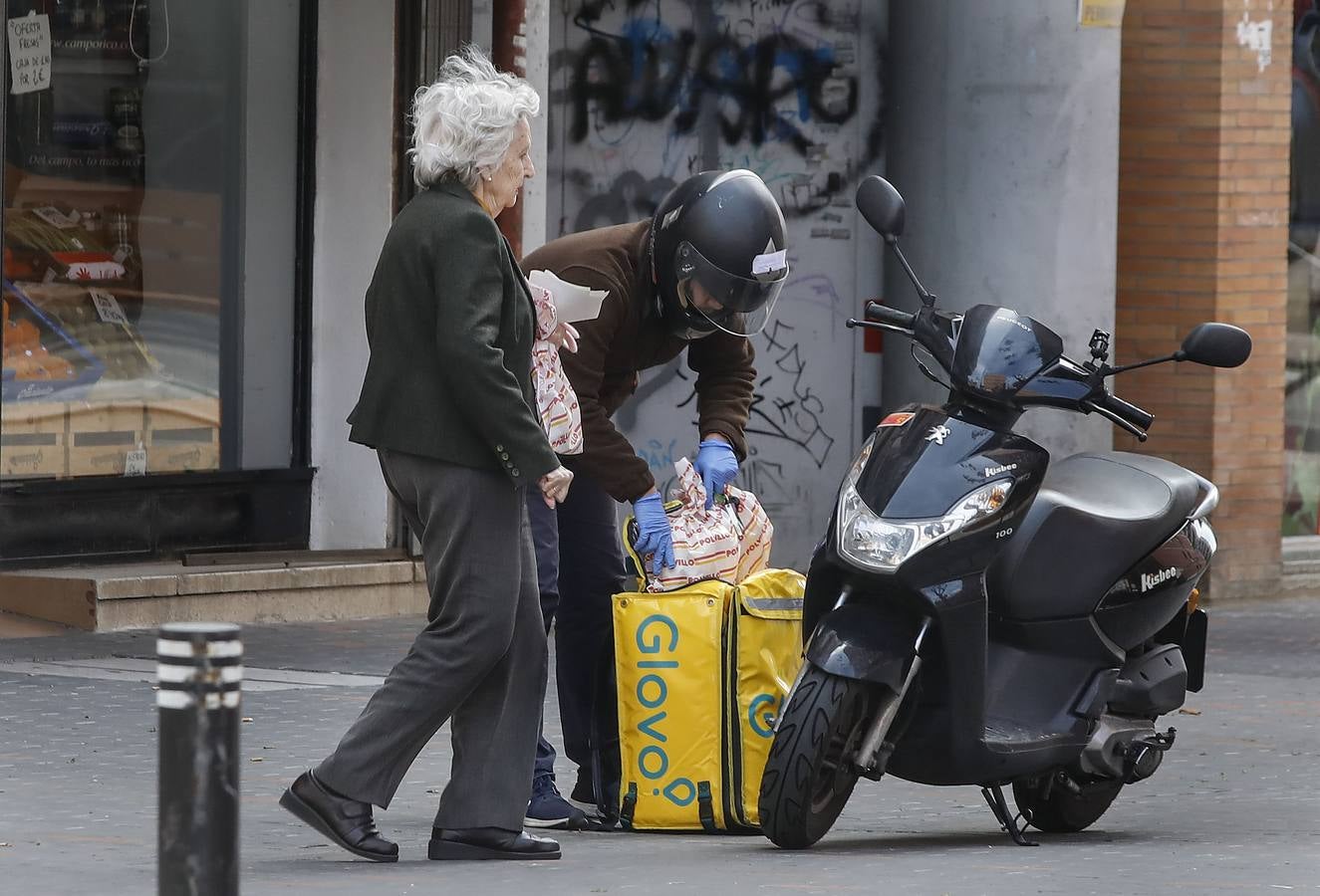 Coronavirus en Sevilla: en imágenes, el día a día en Los Remedios durante el estado de alarma