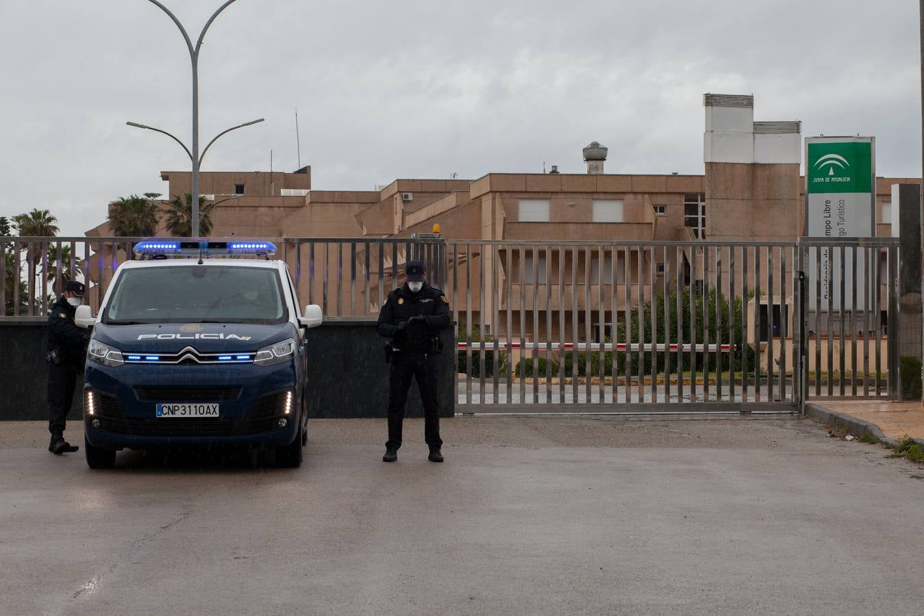 Coronavirus en Andalucía: en imágenes, el traslado de los ancianos de la residencia de Alcalá del Valle