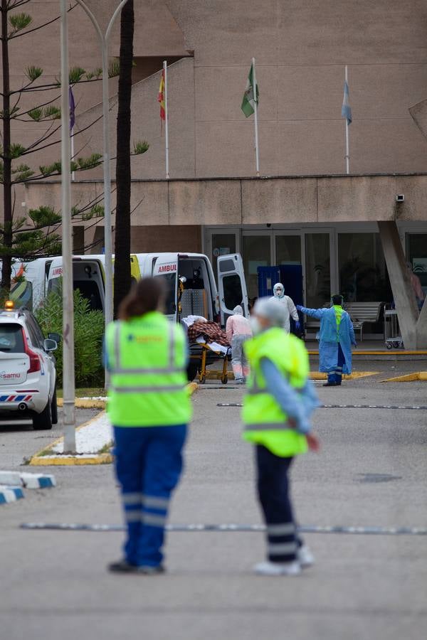 Coronavirus en Andalucía: en imágenes, el traslado de los ancianos de la residencia de Alcalá del Valle