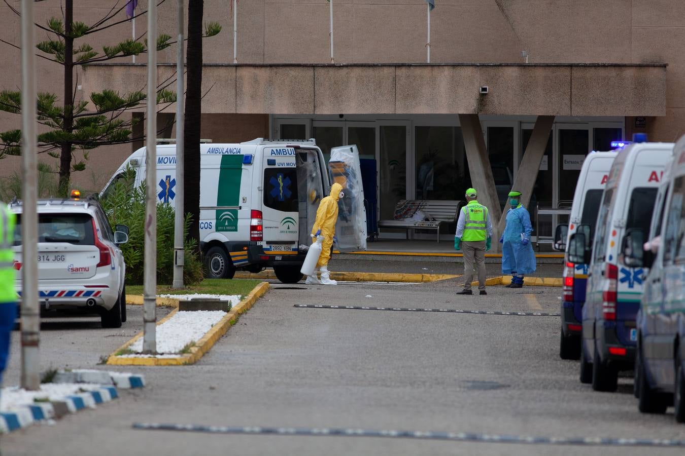 Coronavirus en Andalucía: en imágenes, el traslado de los ancianos de la residencia de Alcalá del Valle