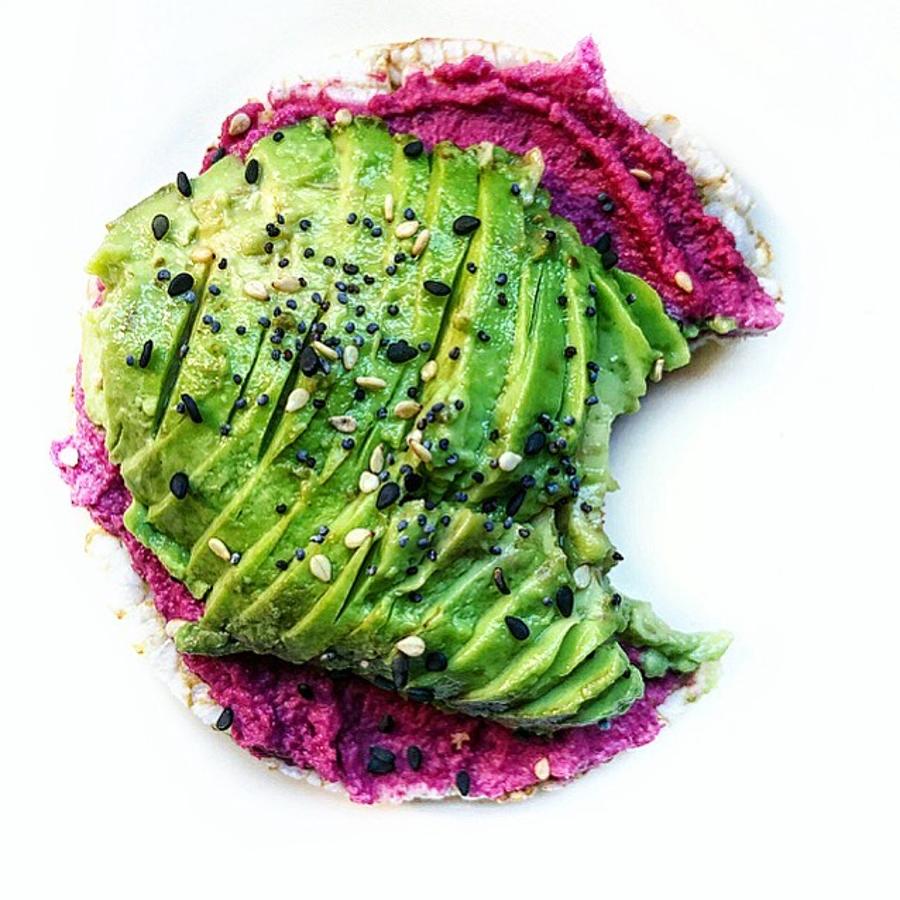 Tortita de arroz con hummus de remolacha y aguacate. Este <a href="https://www.abc.es/bienestar/alimentacion/abci-ideas-para-picar-engordar-303313022252-20191112013933_galeria.html" target="_blank">picoteo </a>sano que propone <a href="https://www.instagram.com/beautifullydeliciousblog/" target="_blank">@beautifullydeliciousblog</a> es saludable y lleno de color. Se usa como base una tortita de arroz integral (sin azúcares ni sal añadidos), se unta con hummus de remolacha, se añade medio aguacate maduro cortado en rodajas y se puede decorar con semillas de chía.
