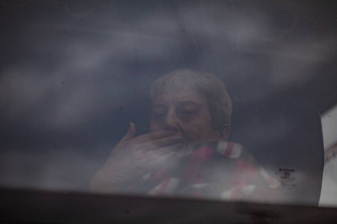 FOTOS: Así ha sido el traslado de los ancianos de Alcalá del Valle a La Línea