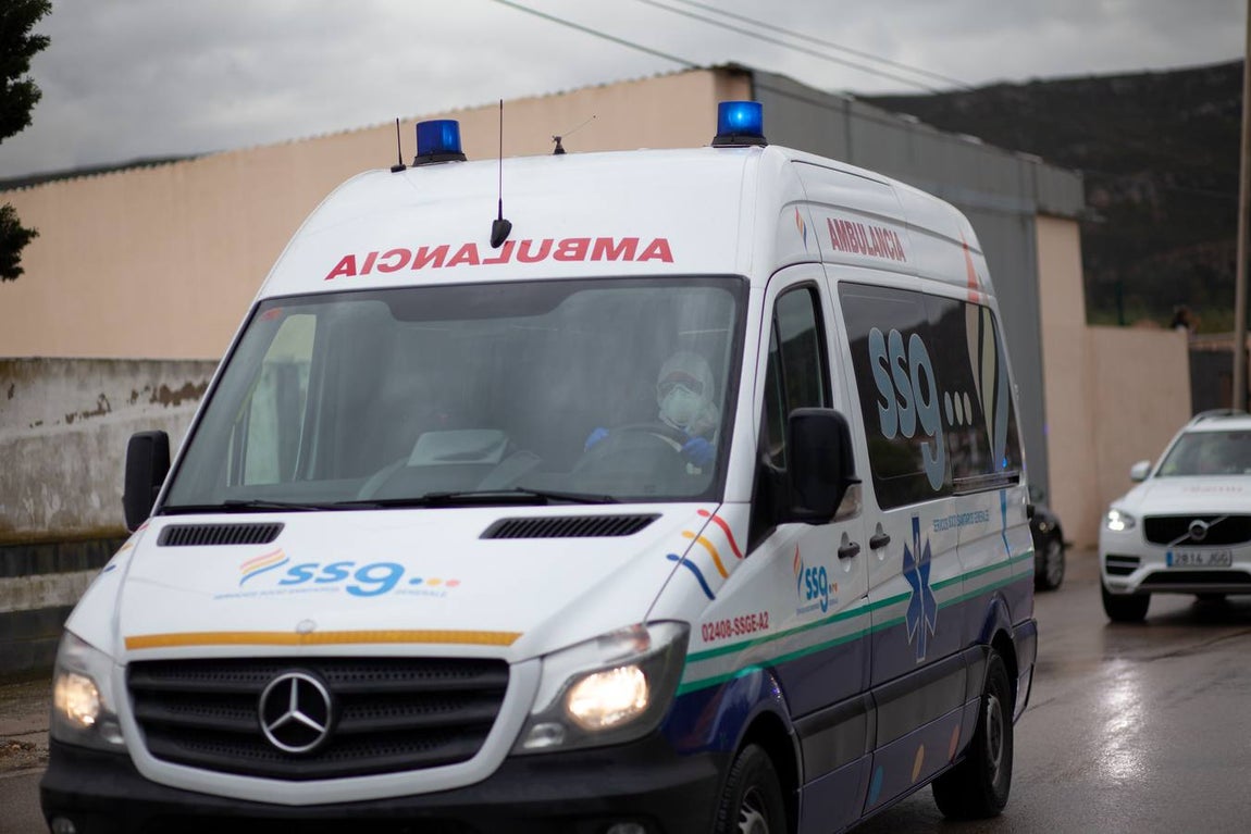 FOTOS: Así ha sido el traslado de los ancianos de Alcalá del Valle a La Línea
