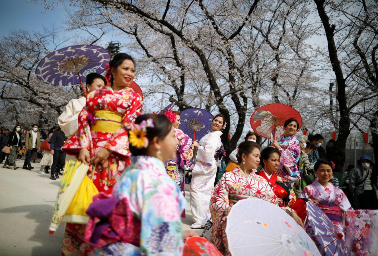 Tradición en el Parque Ueno. El Parque Ueno es un espacioso parque público localizado en Ueno en el barrio Taitō-ku de Tokio, Japón. «Tengo sentimientos encontrados. Es bueno ver a la gente disfrutando de la vida, pero al mismo tiempo da un poco de miedo», le dijo a Efe un turista francés