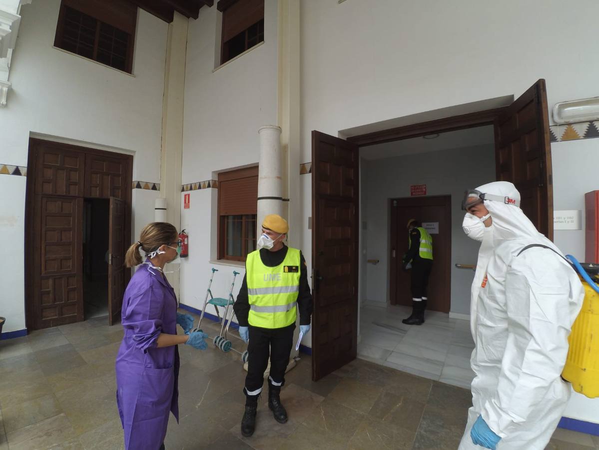 Coronavirus en Sevilla: efectivos de la UME desinfectan la Residencia de Mayores de San Juan de la Palma