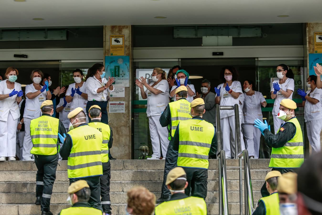 Coronavirus en Sevilla: en imágenes, efectivos de la UME y personal del Hospital Virgen Macarena, unidos en la lucha y los aplausos