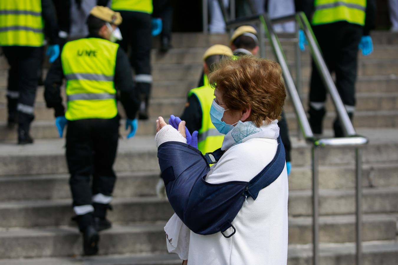 Coronavirus en Sevilla: en imágenes, efectivos de la UME y personal del Hospital Virgen Macarena, unidos en la lucha y los aplausos