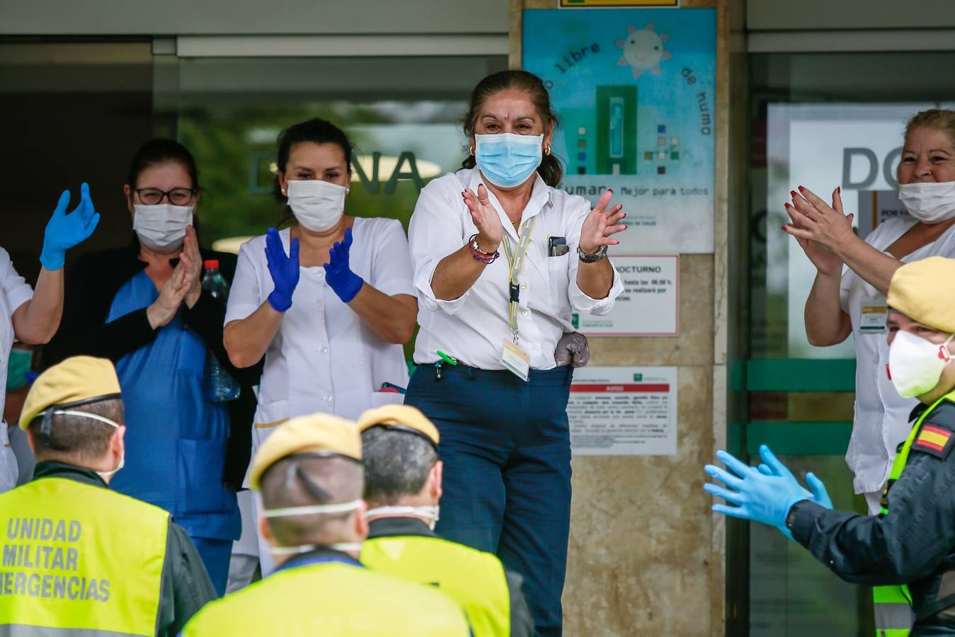 Coronavirus en Sevilla: en imágenes, efectivos de la UME y personal del Hospital Virgen Macarena, unidos en la lucha y los aplausos