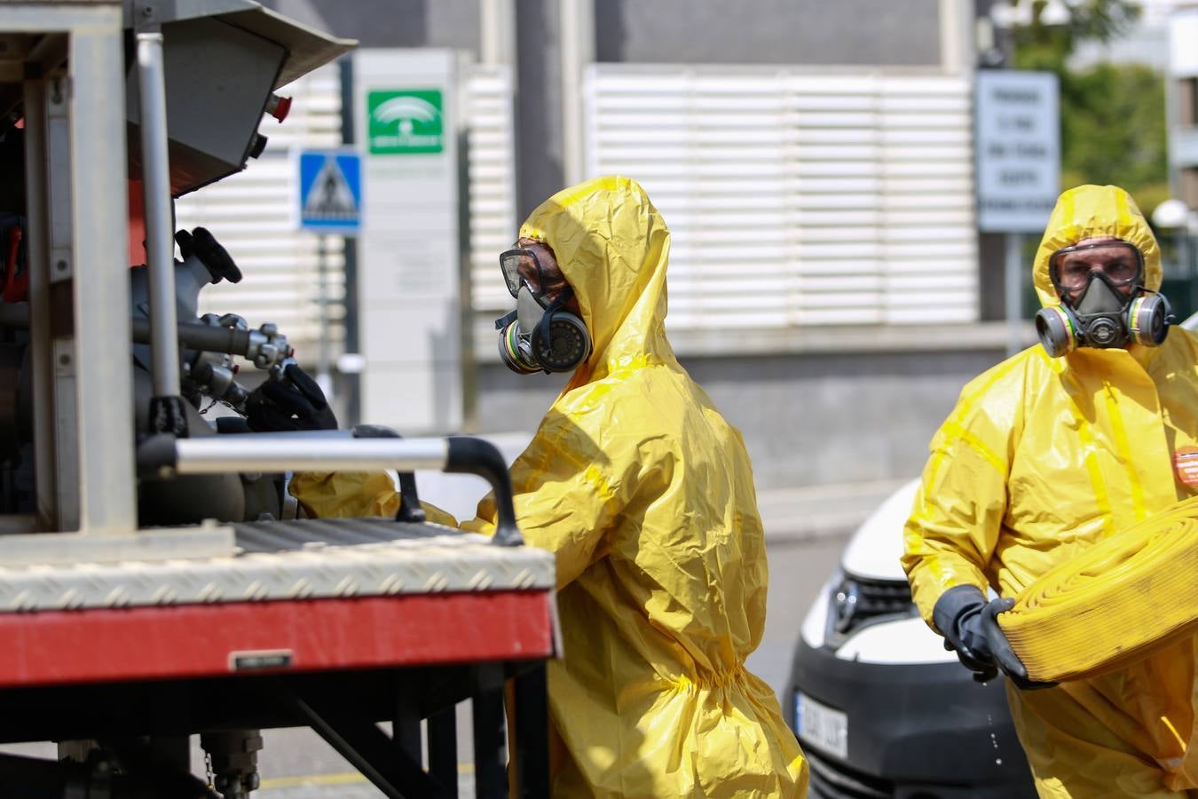 Coronavirus en Sevilla: en imágenes, efectivos de la UME y personal del Hospital Virgen Macarena, unidos en la lucha y los aplausos