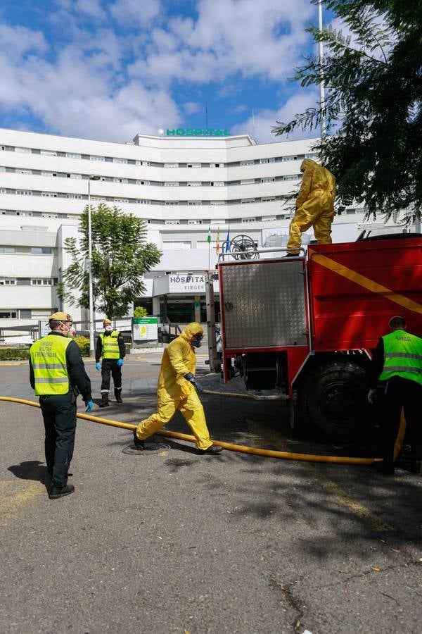 Coronavirus en Sevilla: en imágenes, efectivos de la UME y personal del Hospital Virgen Macarena, unidos en la lucha y los aplausos