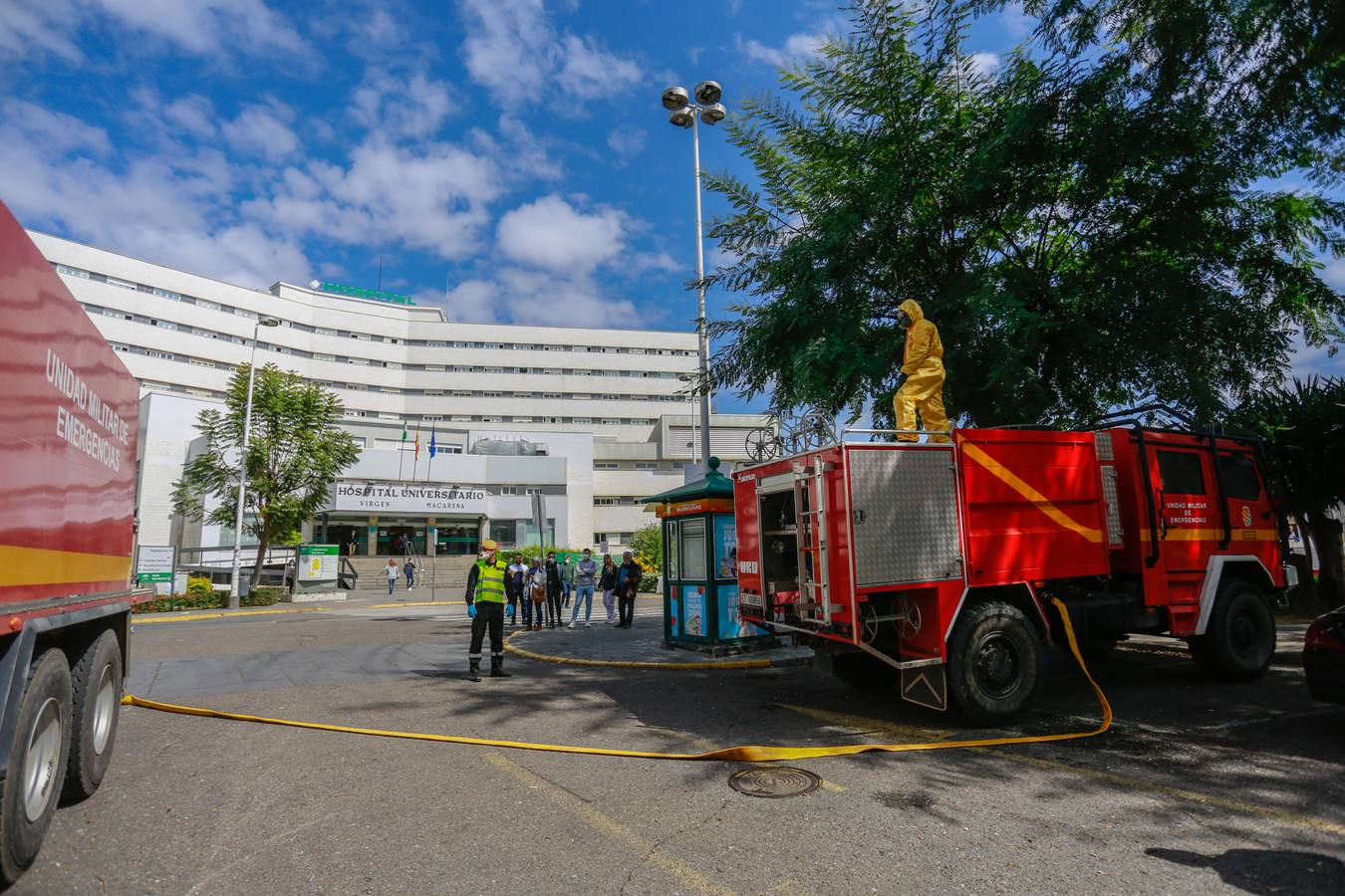 Coronavirus en Sevilla: en imágenes, efectivos de la UME y personal del Hospital Virgen Macarena, unidos en la lucha y los aplausos