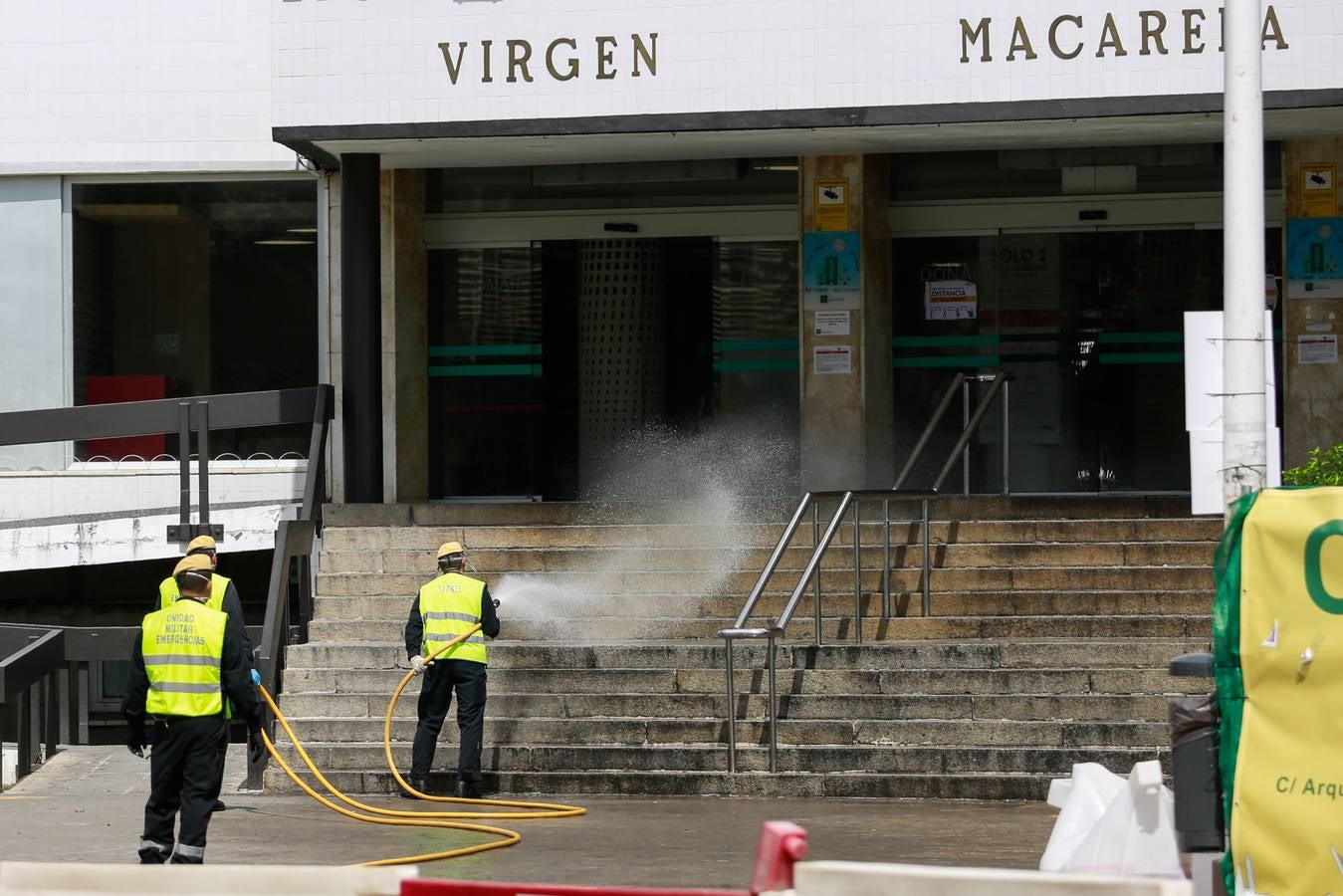 Coronavirus en Sevilla: en imágenes, efectivos de la UME y personal del Hospital Virgen Macarena, unidos en la lucha y los aplausos