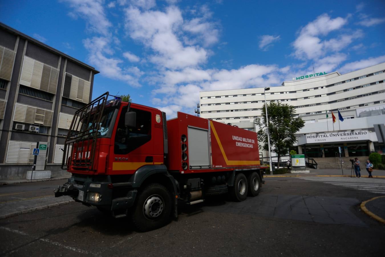 Coronavirus en Sevilla: en imágenes, efectivos de la UME y personal del Hospital Virgen Macarena, unidos en la lucha y los aplausos