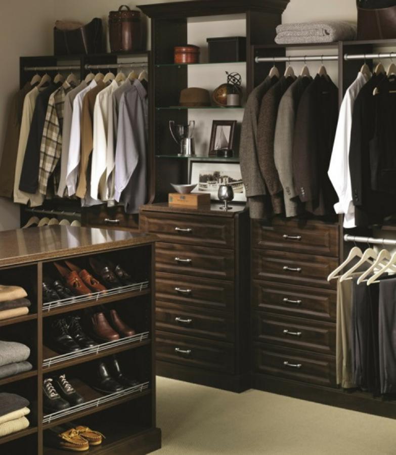 Los toques clásicos no fallan - Los mejores vestidores de lujo para inspirarte. Madera de roble, mármol, alfombras... Invierte en calidad y no te arrepentirás.