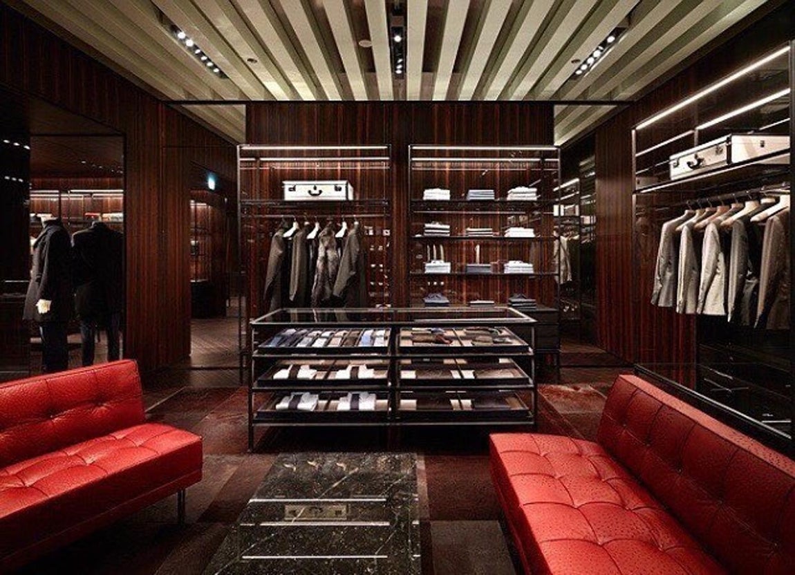 Las vitrinas serán tus aliadas - Los mejores vestidores de lujo para inspirarte. Permitirán que de un vistazo rápido sepas lo que tienes.