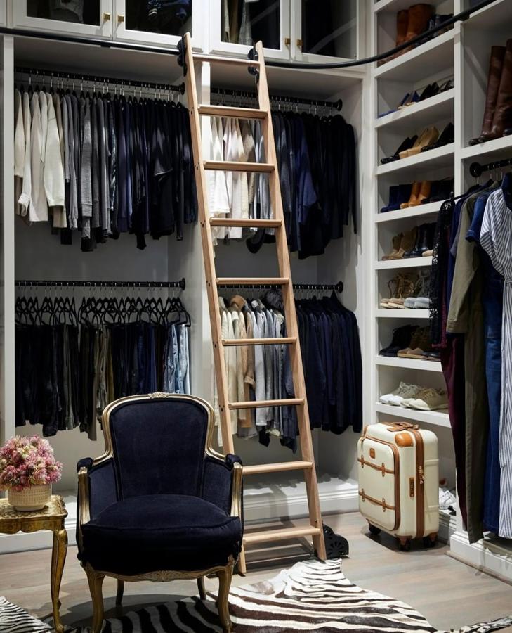 Una escalera te resultará muy útil - Los mejores vestidores de lujo para inspirarte. Especialmente si tienes techos algos y armarios con muchas estanterías.