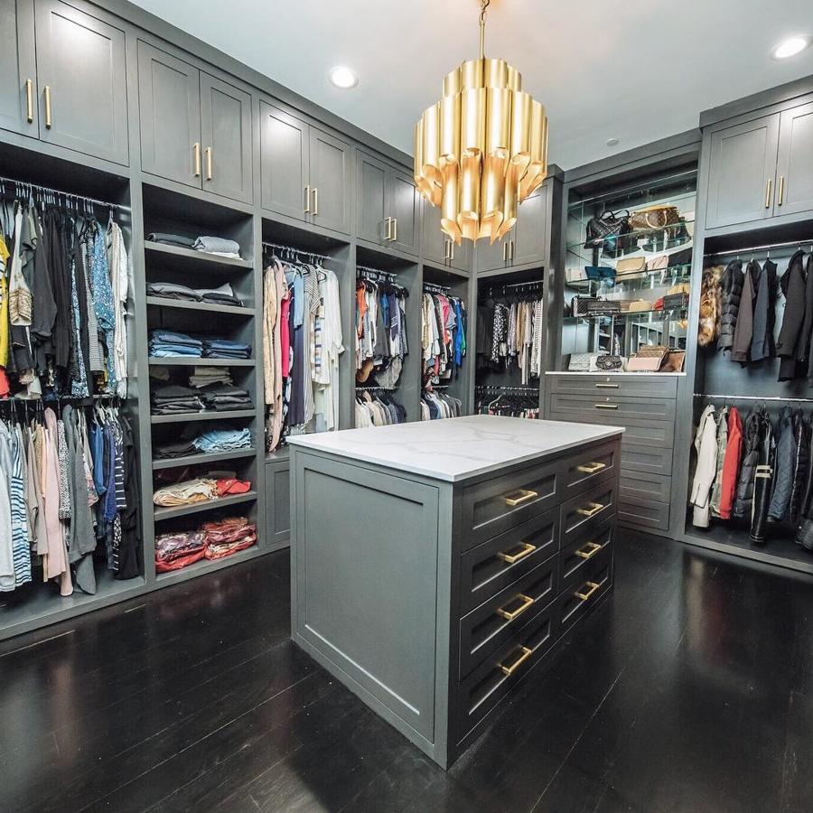 Si compartes, diferenciar las zonas - Los mejores vestidores de lujo para inspirarte. Cada uno debe tener su espacio con una disposición ordenada para que no sea caótico.