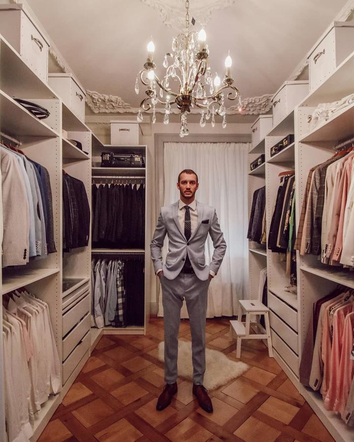 Inspírate en los hombres de éxito - Los mejores vestidores de lujo para inspirarte. La cuarentena puede ser larga, por eso, no hay nada mejor que buscarse entretenimiento en casa para no parar estos días. Organizar tus looks puede ser una buena terapia para ordenar tus ideas, y ya de paso, desestresarte, así lo afirman los expertos. Si buscas inspiración, además de recurrir a las ideas de la gurú del orden Marie Kondo, también puedes tomar como referencia los vestidores de lujo de hombres de éxito donde no falta ni un solo detalle.