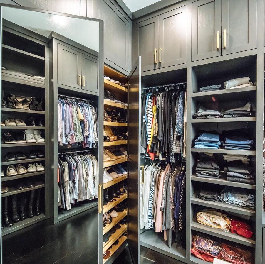 Espejos y más espejos - Los mejores vestidores de lujo para inspirarte. Además de proporcionar amplitud harán que no te pierdas ni un solo detalle de cómo te quedan los looks.