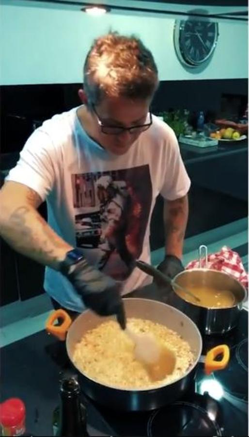 Alejandro Sanz es otro de los famosos que se ha puesto manos a la obra. En su caso, el cantante ha optado por un arroz. Según sus propias palabras, el secreto está en el equilibrio: «Dos de agua por una de arroz». 