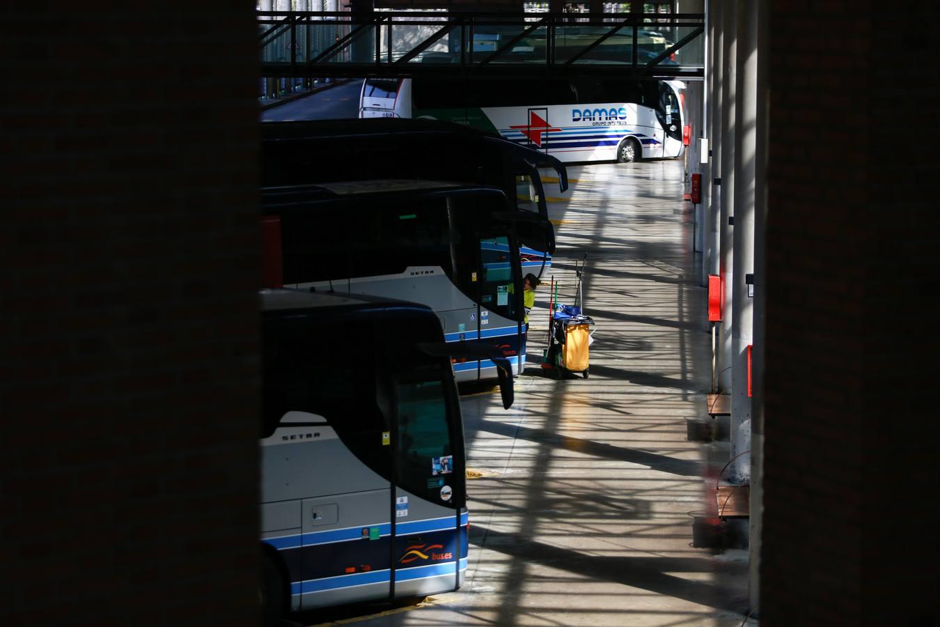 Coronavirus en Sevilla: en imágenes, las estaciones de autobuses durante el estado de alarma