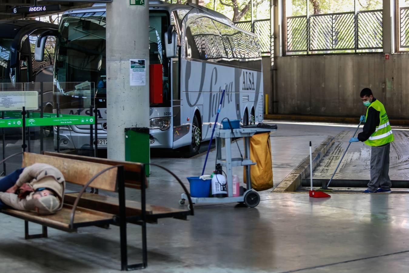 Coronavirus en Sevilla: en imágenes, las estaciones de autobuses durante el estado de alarma