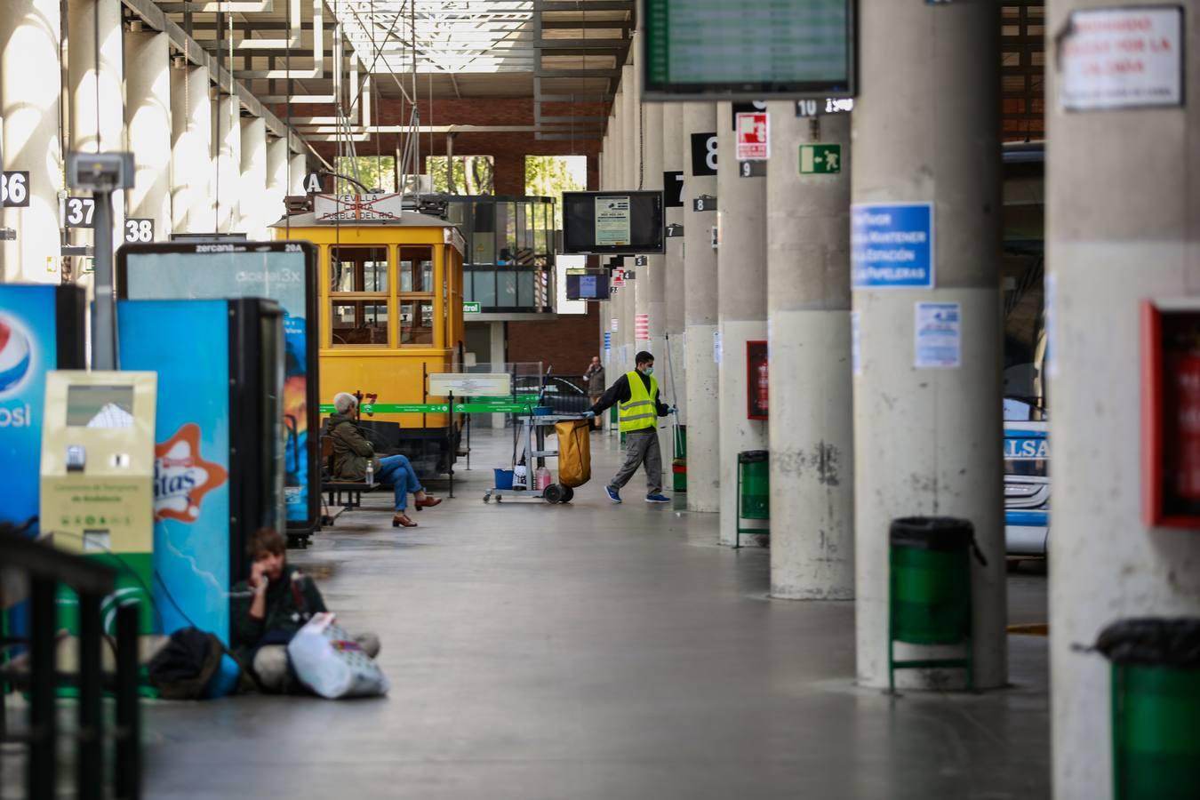 Coronavirus en Sevilla: en imágenes, las estaciones de autobuses durante el estado de alarma