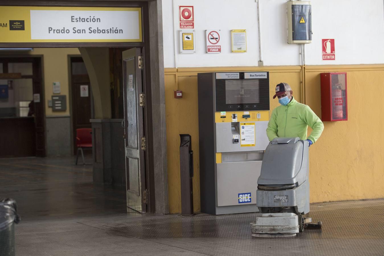 Coronavirus en Sevilla: en imágenes, las estaciones de autobuses durante el estado de alarma