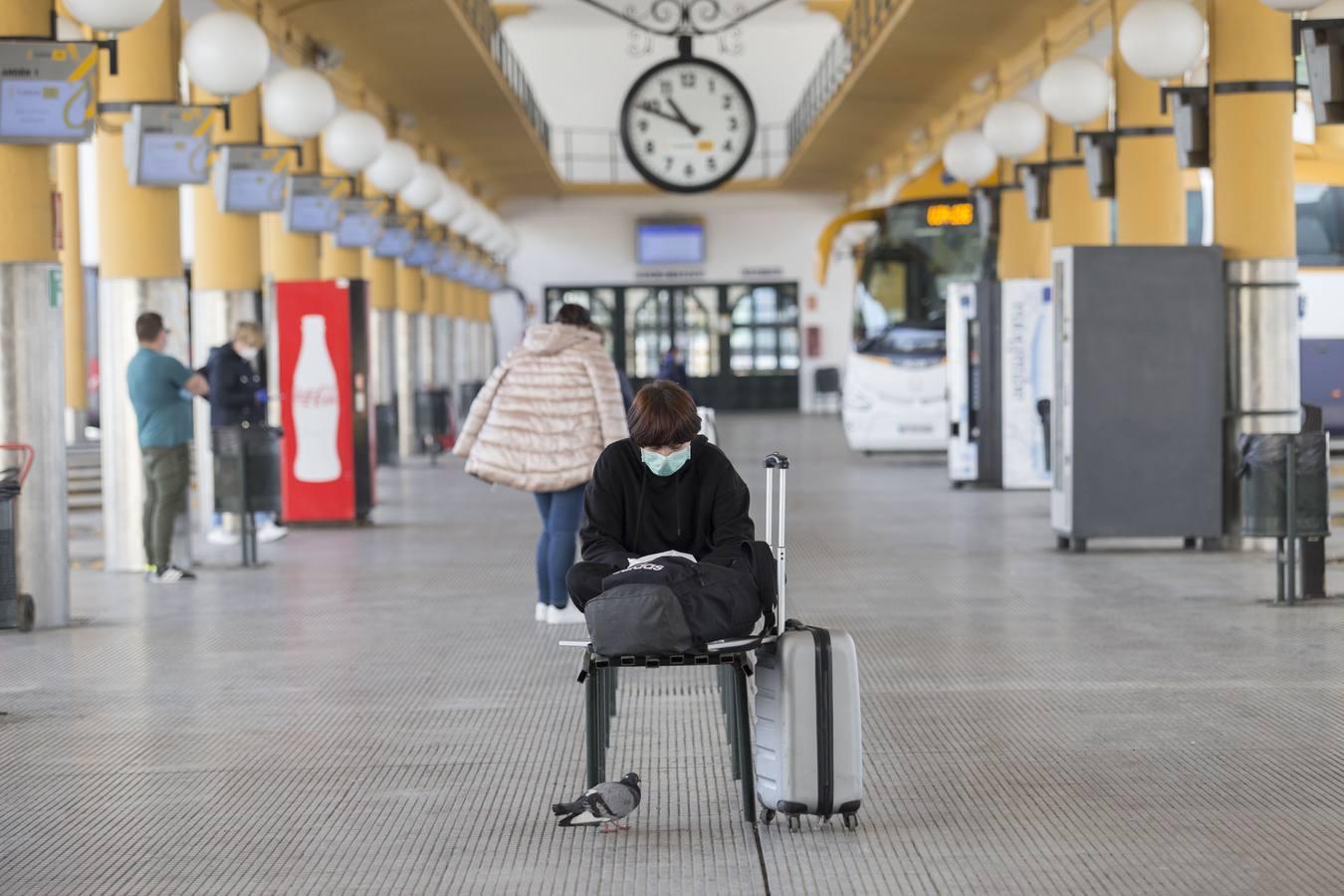 Coronavirus en Sevilla: en imágenes, las estaciones de autobuses durante el estado de alarma