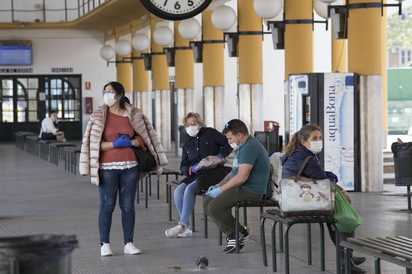 Coronavirus en Sevilla: en imágenes, las estaciones de autobuses durante el estado de alarma