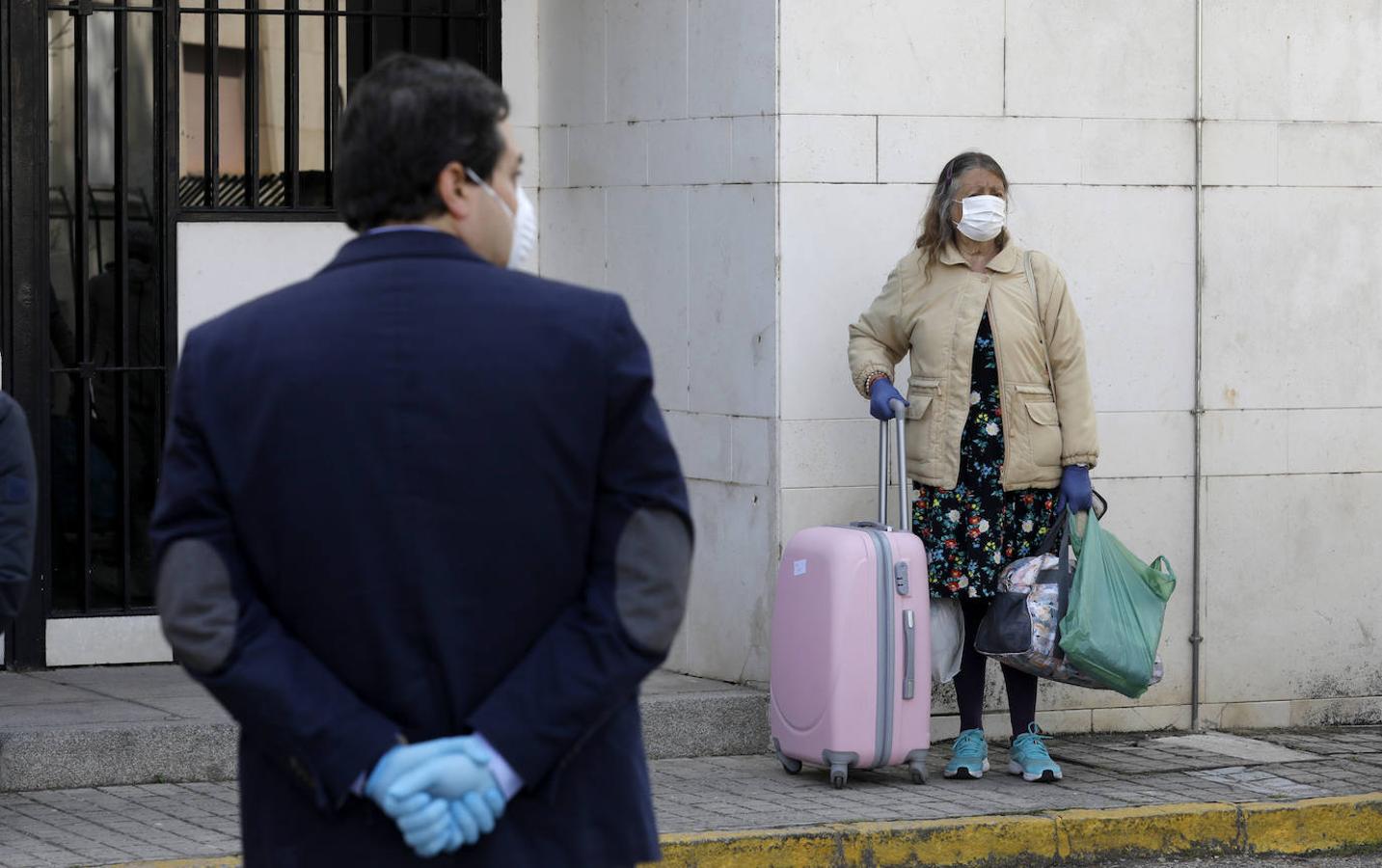 El traslado en Córdoba de personas sin hogar por el coronavirus, en imágenes