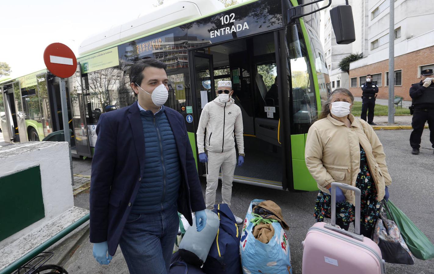 El traslado en Córdoba de personas sin hogar por el coronavirus, en imágenes