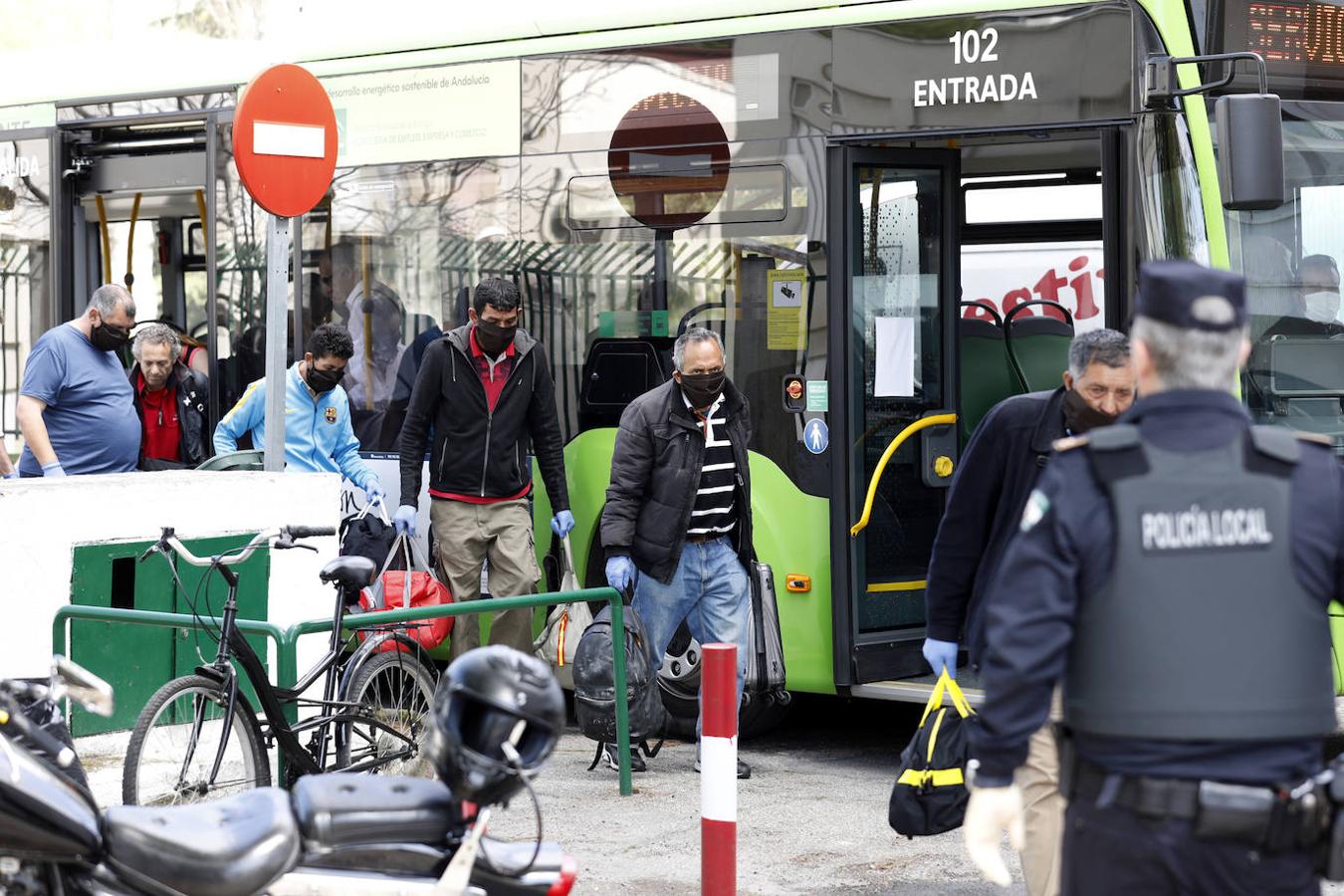 El traslado en Córdoba de personas sin hogar por el coronavirus, en imágenes