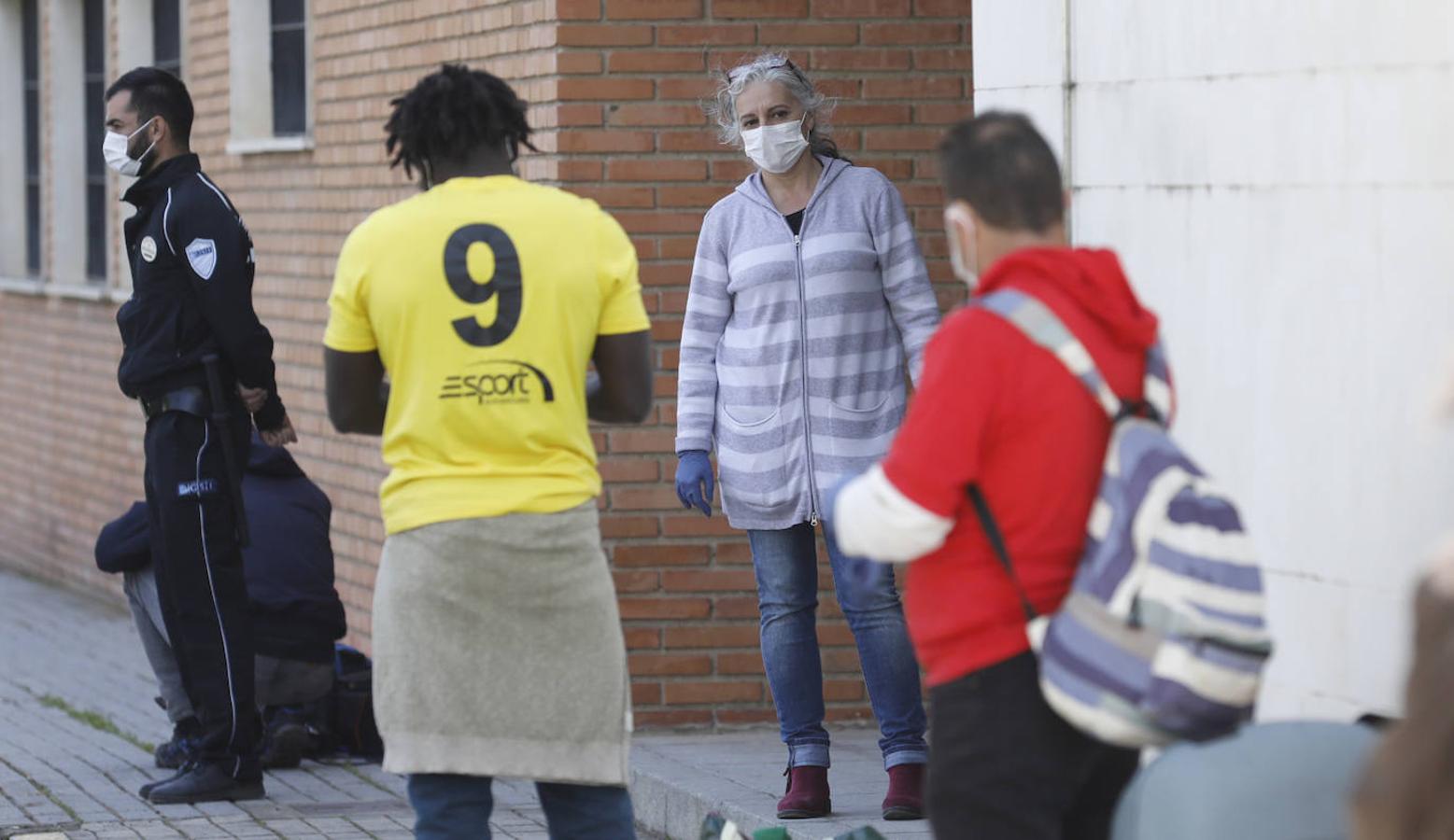 El traslado en Córdoba de personas sin hogar por el coronavirus, en imágenes