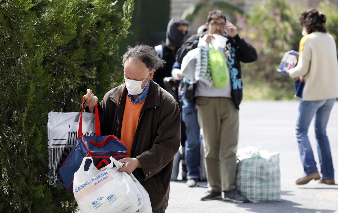 El traslado en Córdoba de personas sin hogar por el coronavirus, en imágenes