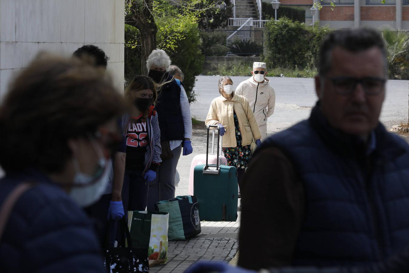 El traslado en Córdoba de personas sin hogar por el coronavirus, en imágenes